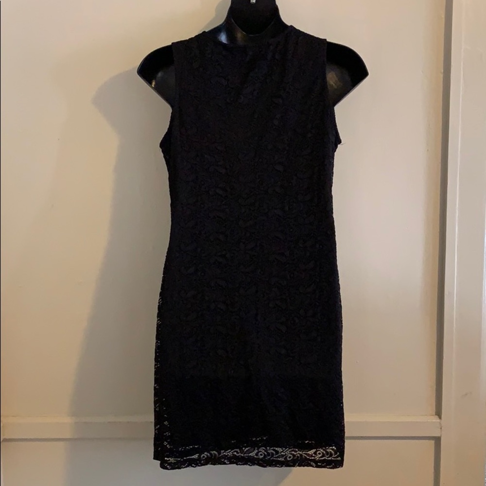Lace mini dress with pearl details!!!!🛍🛍🛍